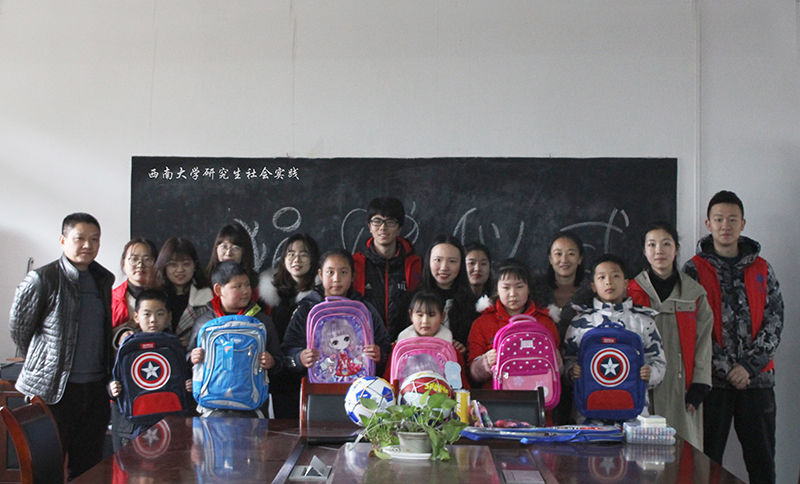 优秀学生与志愿者合影.jpg