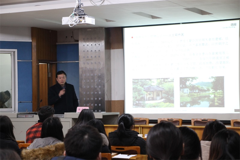 张老师认真讲解 (2).jpg