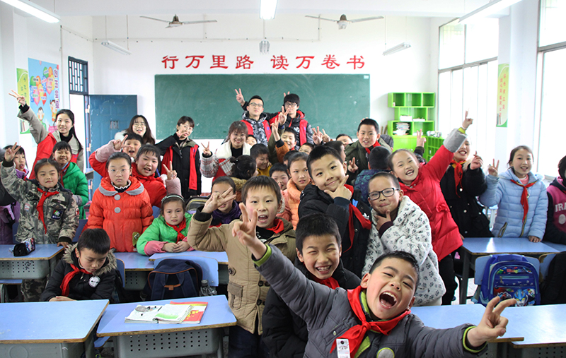 志愿者与孩子们合影1.jpg
